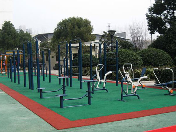 中鐵上海局指揮中心的健身路徑和燈光籃球場(chǎng)